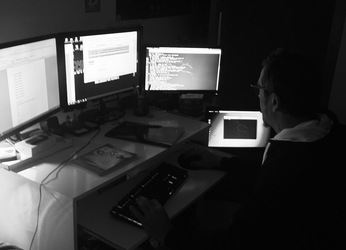 Estación de trabajo con terminal Kali — bastionado y auditoría de servidores